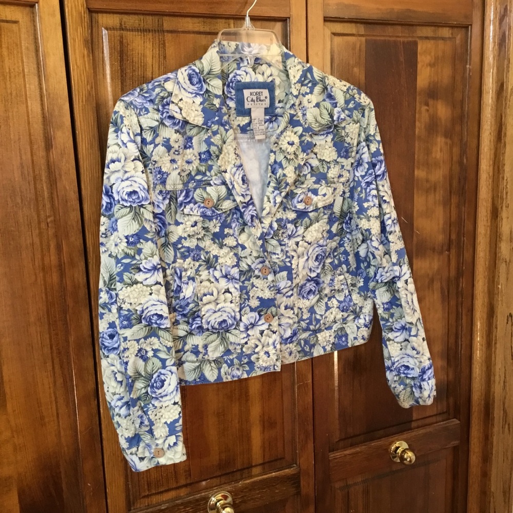 City Blues light denim jacket. Size S, lovely floral pattern, inner pockets